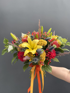 Букет из лилии, леукоспермума, веток малины, гиперикума, целлозии