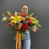 Букет из лилии, леукоспермума, веток малины, гиперикума, целлозии