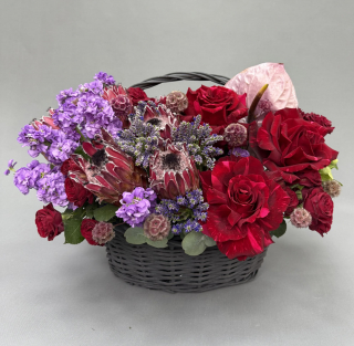 Корзина из маттиолы, протеи, вероники, актуариуса и розы