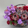 Корзина из маттиолы, протеи, вероники, актуариуса и розы