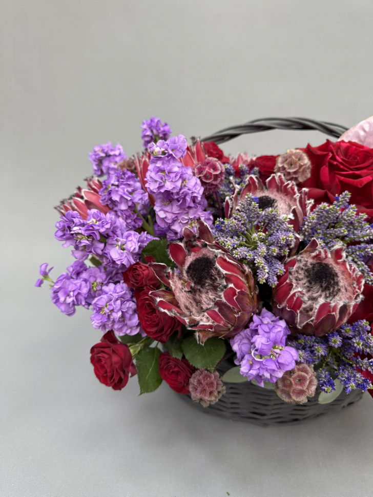 Корзина из маттиолы, протеи, вероники, актуариуса и розы