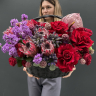 Корзина из маттиолы, протеи, вероники, актуариуса и розы