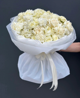 Букет из роз и гортензии