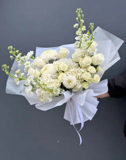 Букет из роз и маттиолы