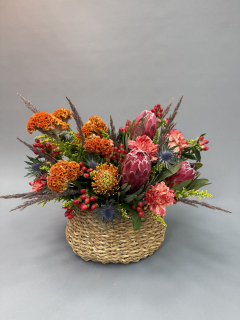 Корзина из целлозии, леукоспермума, протеи, гиперикума и диантуса