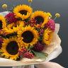 Букет из георгины, подсолнуха и калины
