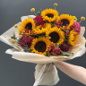 Букет из георгины, подсолнуха и калины