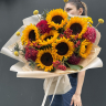 Букет из георгины, подсолнуха и калины