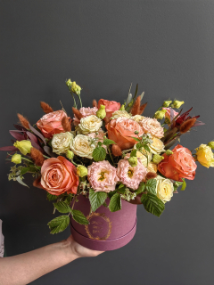 Шляпная коробка из розы и эустомы 