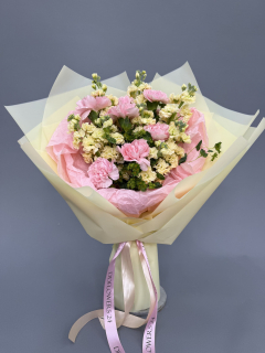 Букет из маттиолы и диантуса