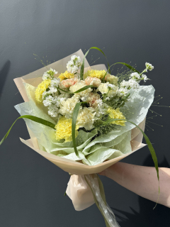 Букет из маттиолы, диантуса, эустомы и паникума