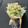 Букет из маттиолы, диантуса, эустомы и паникума