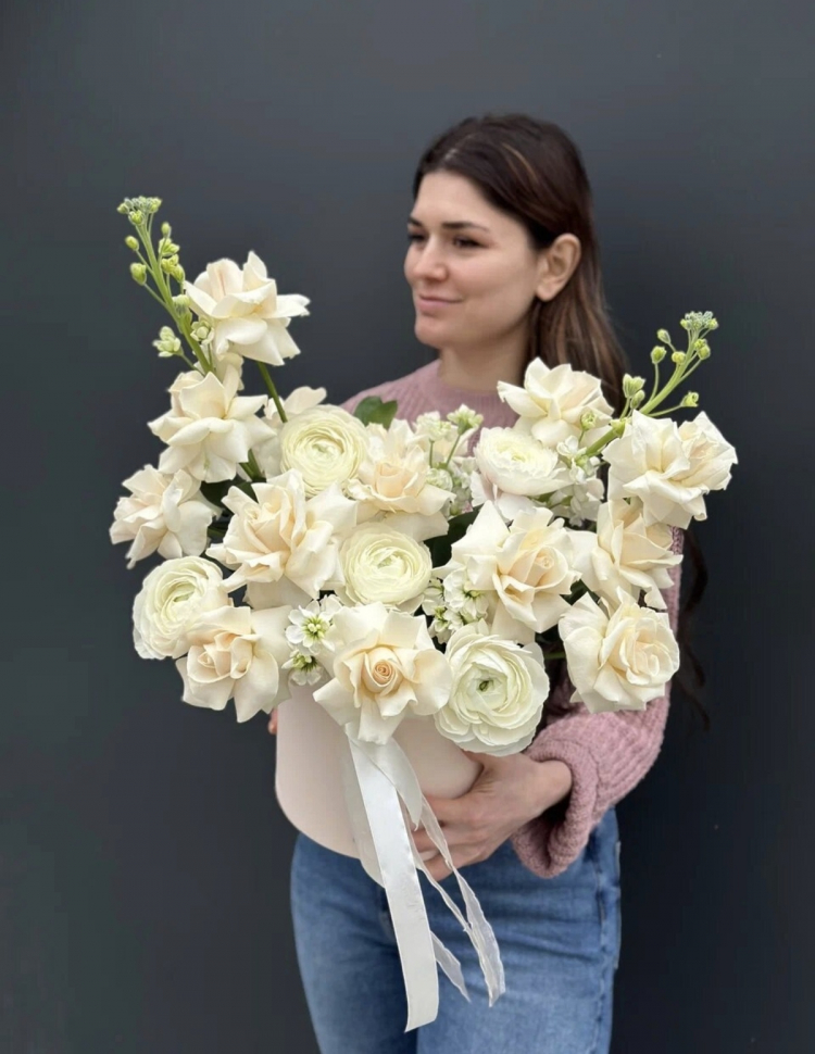 Шляпная коробка из Французской розы и ранункулюсов 