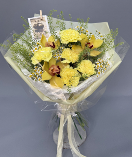 Букет из орхидеи, диантуса и Грин Белл