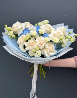 Букет из гортензии и французской розы