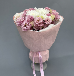 Букет из хризантемы и эустомы