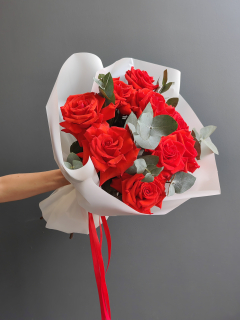 Букет из 9 красных французских роз с эвкалиптом