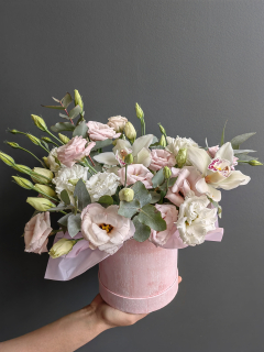 Шляпная коробка из эустомы и орхидеи 