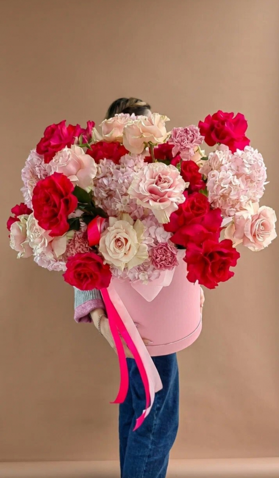 Шляпная коробка из французских роз, гортензии и Диантуса 