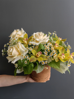 Шляпная коробка из орхидеи и розы 