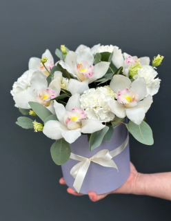 Шляпная коробка из орхидеи и эустомы