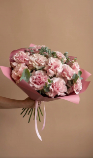 Букет из 11 французских роз с эвкалиптом