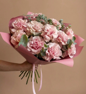 Букет из 11 французских роз с эвкалиптом