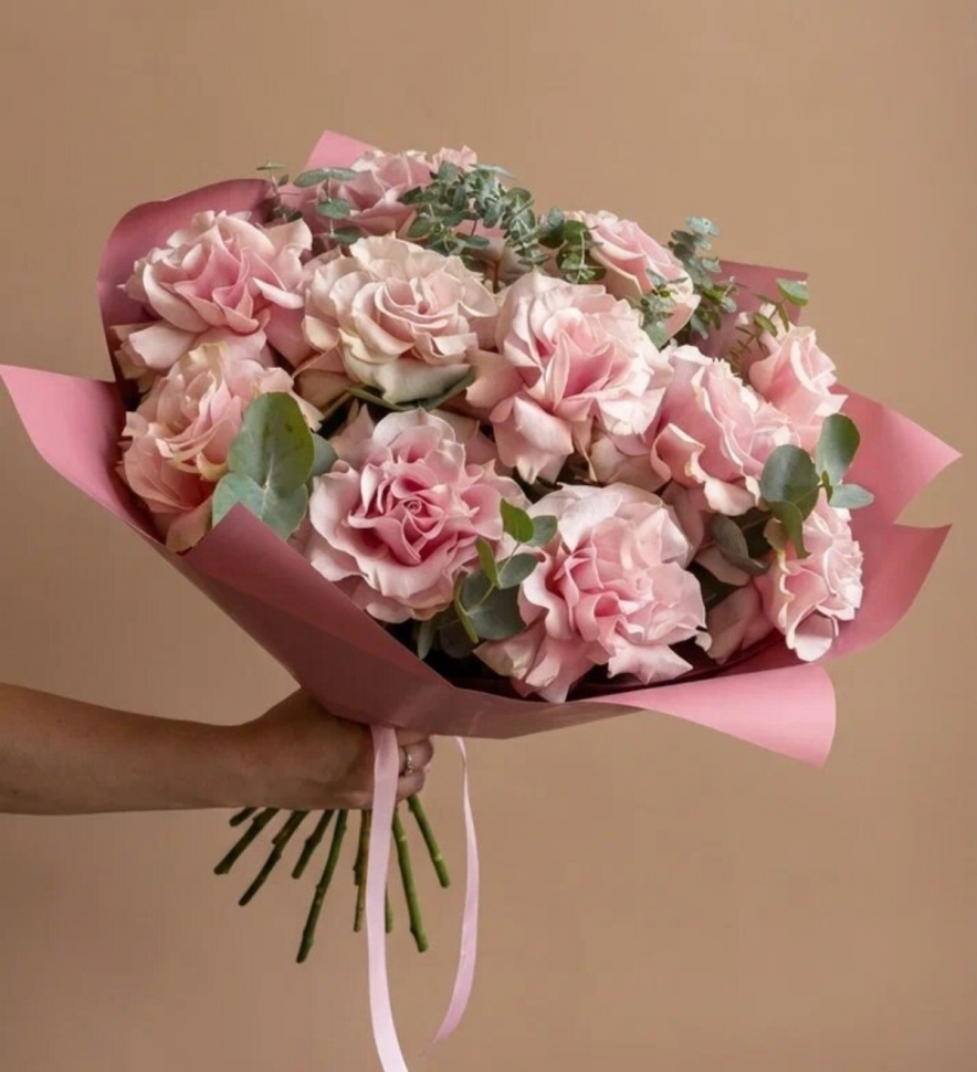 Букет из 11 французских роз с эвкалиптом