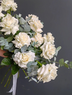 Букет из 11 белых французских роз с эвкалиптом