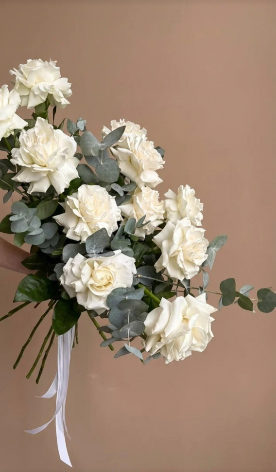 Букет из 11 белых французских роз с эвкалиптом