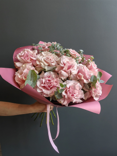 Букет из 11 светло-розовых французских роз с эвкалиптом