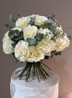 Букет из 19 белых французских роз с эвкалиптом
