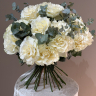 Букет из 19 белых французских роз с эвкалиптом