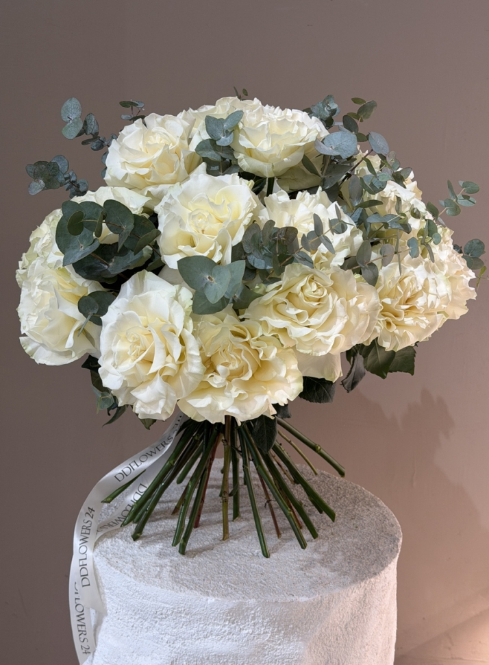 Букет из 19 белых французских роз с эвкалиптом