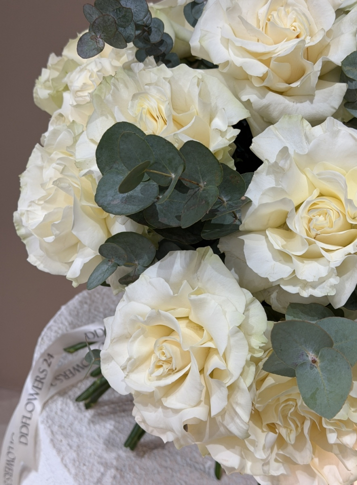 Букет из 19 белых французских роз с эвкалиптом