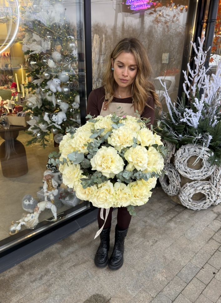 Букет из 19 белых французских роз с эвкалиптом