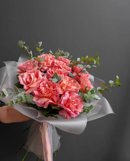 Букет из 9 розовых французских роз с эвкалиптом