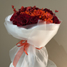 Букет из красных французских роз с илексом 