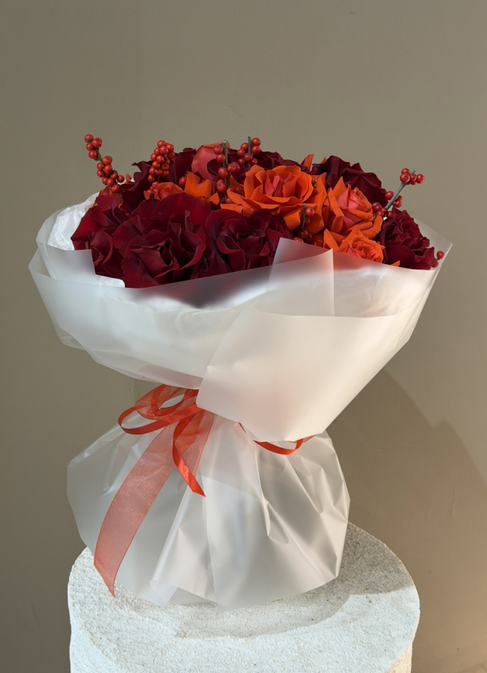 Букет из красных французских роз с илексом 