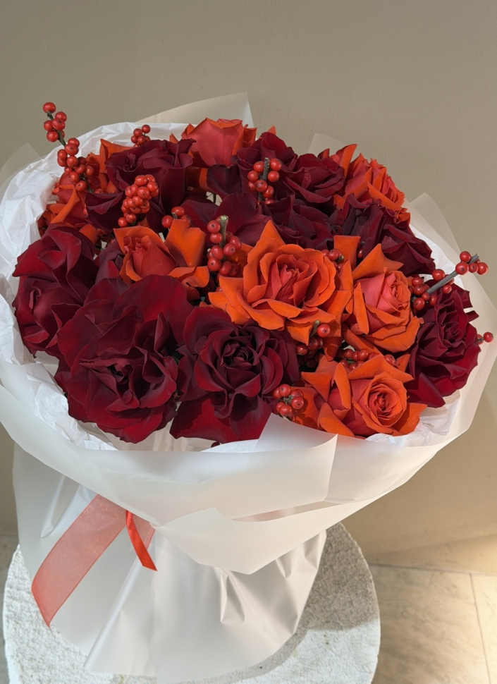 Букет из красных французских роз с илексом 