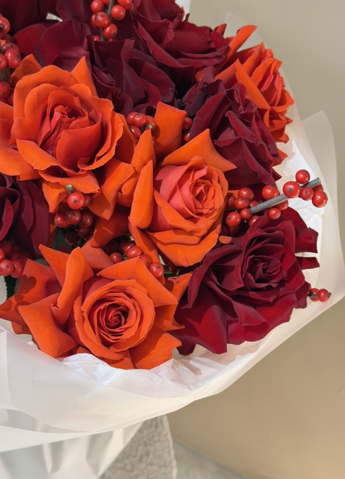 Букет из красных французских роз с илексом 