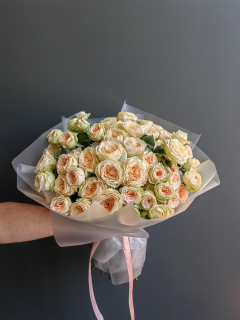 Букет из 25 кремовых кустовых роз