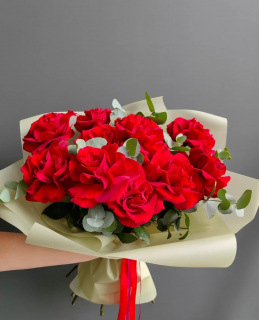 Букет из 11 алых французских роз с эвкалиптом 