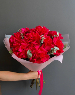 Букет из 11 французских роз фуксия с эвкалиптом