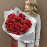 Букет из бордовых роз с илексом 
