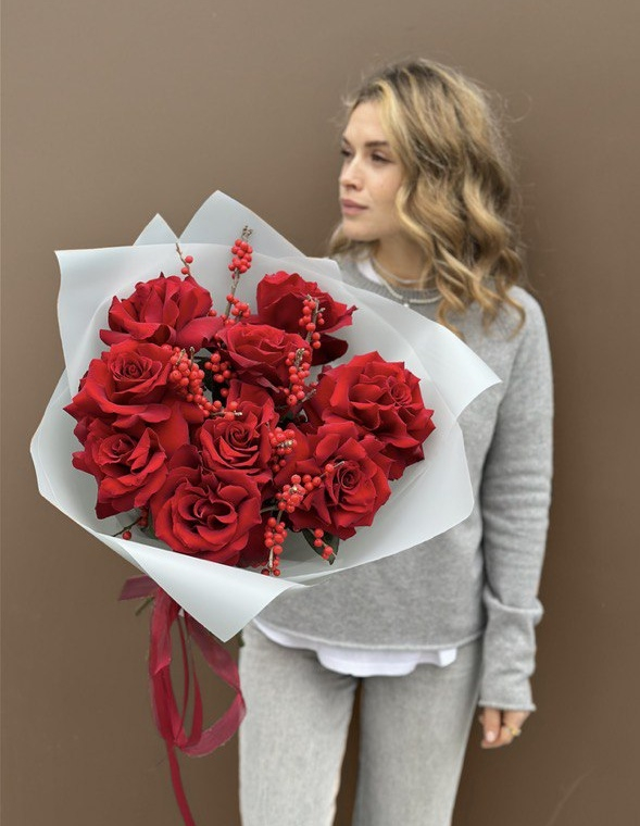 Букет из бордовых роз с илексом 