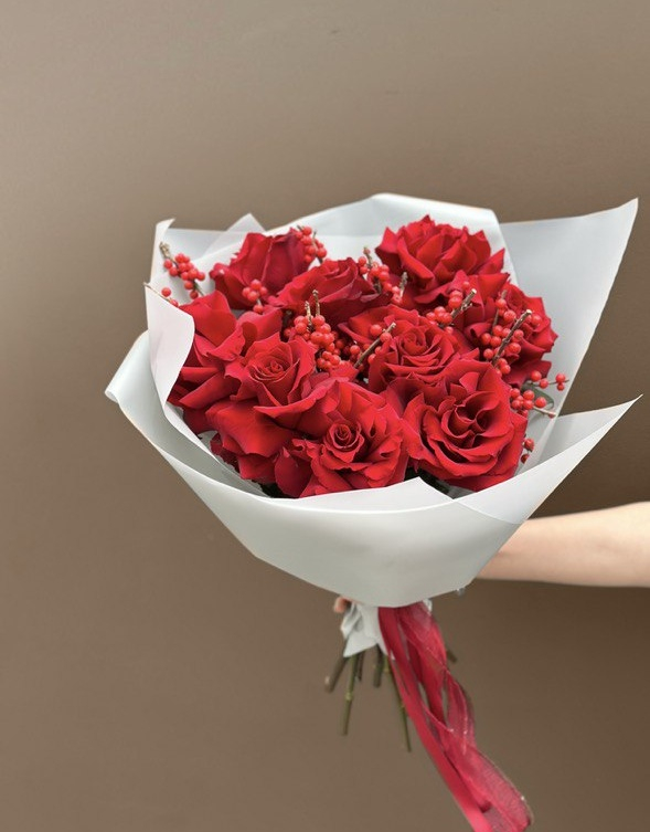 Букет из бордовых роз с илексом 