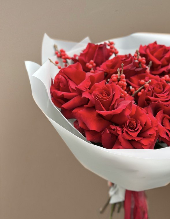 Букет из бордовых роз с илексом 