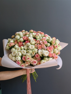 Букет из 45 белых и розовых кустовых роз