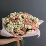Букет из 45 белых и розовых Кустовых роз